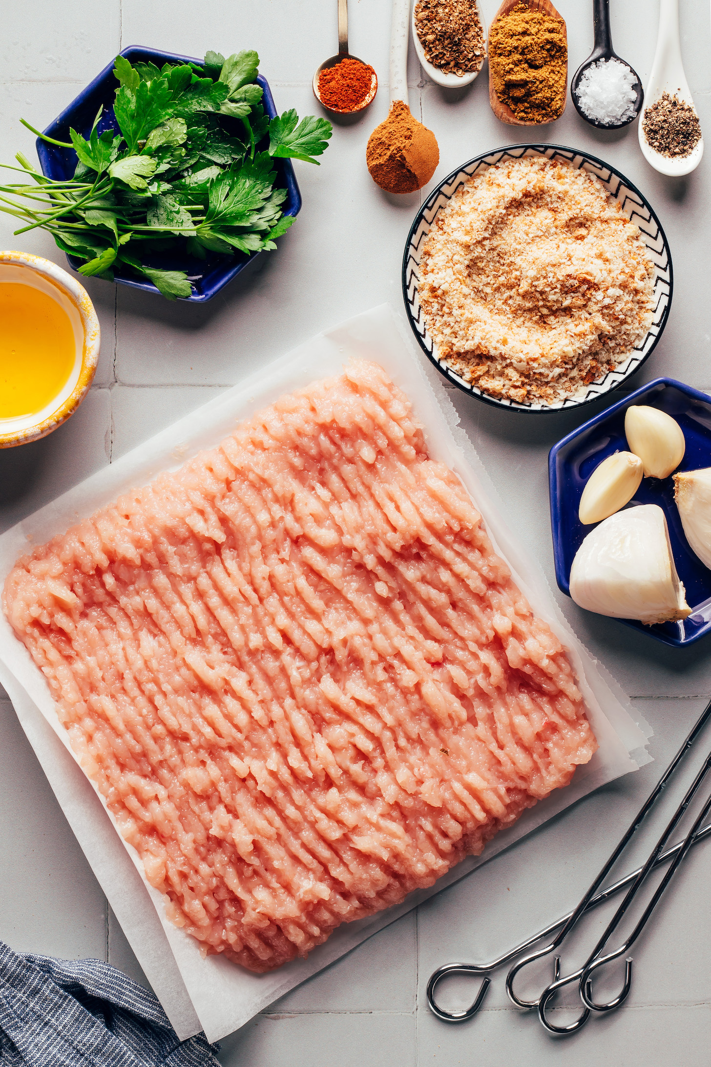 Ground chicken, onion, garlic, breadcrumbs, spices, parsley, and avocado oil